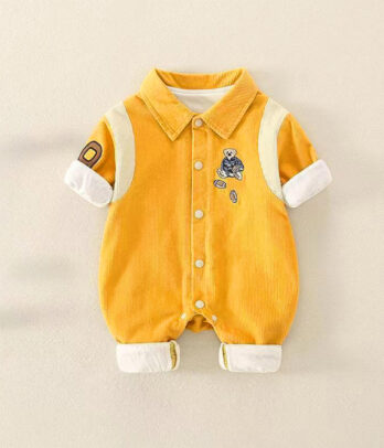 Combinaison bébé en velours jaune vif avec col classique élégant, fermeture zippée ou à pressions, matière douce et confortable, style chic et joyeux parfait pour les sorties ou les occasions spéciales.