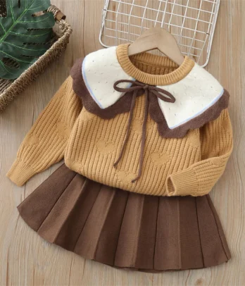 Ensemble enfant avec pull en maille douce à col Claudine contrasté et manches longues, assorti à une jupe élastiquée en tissu épais ou velours, coupe légèrement évasée idéale pour l’automne et l’hiver.