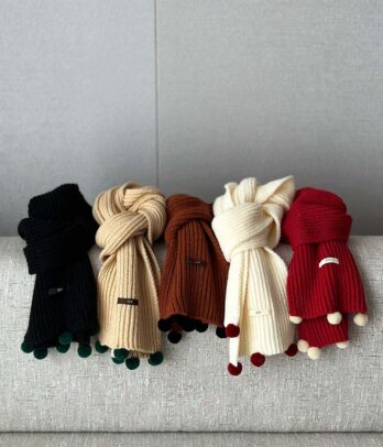 Écharpe longue en laine douce avec pompons, chaude et élégante, idéale pour protéger les enfants du froid tout en ajoutant une touche chic dès 3 ans.