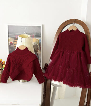 Robe de fêtes enfant bordeaux avec haut en laine manches longues, jupe évasée en tulle pailleté et satiné, coupe chaude et élégante idéale pour l’hiver et les célébrations.