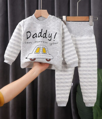 ChatGPT said: Pyjama gris "Daddy" avec inscription et motif voiture. Pantalon à rayures et étoiles, taille élastique. Tissu doux et respirant pour des nuits câlines.