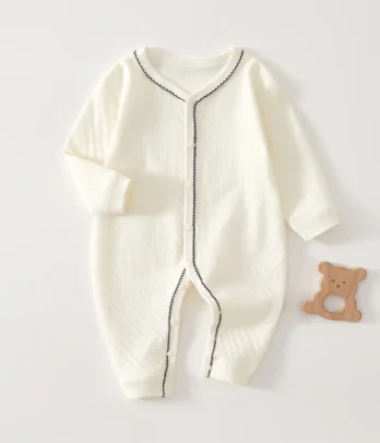 Barboteuse blanche unisexe en coton doux, confortable et pratique, idéale dès la naissance. Un basique intemporel à assortir facilement pour toutes les occasions.