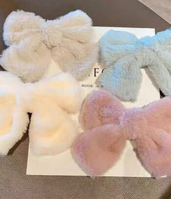 Barrettes en peluche douce avec formes mobiles sur ressort, légères et amusantes, parfaites pour ajouter fantaisie et couleur aux coiffures des fillettes.