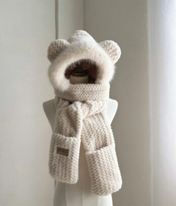 Ensemble 3-en-1 blanc cassé en polaire douce avec capuche à oreilles d’ours, écharpe et gants intégrés. Chaud, pratique et adorable pour l’hiver.