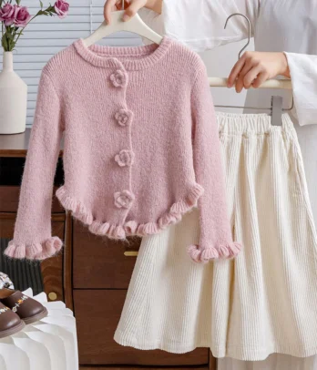 Ensemble enfant « Douceur automnale » avec cardigan rose en maille chaude à coupe droite et wide pants fluide à taille élastique, tons pastel et neutres idéaux pour la mi-saison.