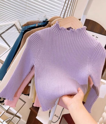 Pull tricoté lilas pour enfant avec demi col roulé, maille douce et chaude, finitions côtelées et coupe classique, idéal pour l’hiver.