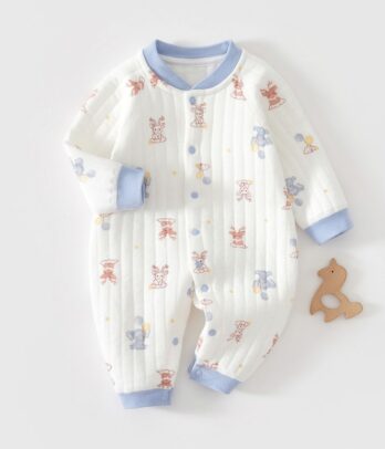 Barboteuse bleu et blanc en coton doux, ornée de petits motifs ludiques. Légère, pratique et confortable, elle est idéale pour l’été et les journées actives de bébé.