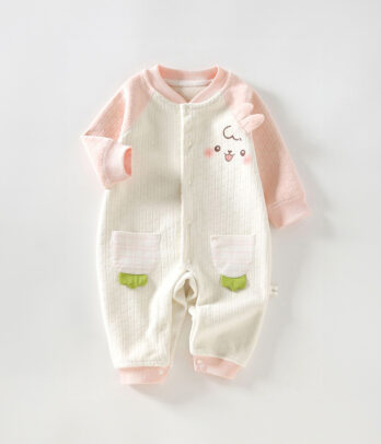 Barboteuse bicolore rose et blanc en coton doux, ornée d’un motif lapine et de finitions adorables. Confortable et ludique, elle offre un look tendre et joyeux.
