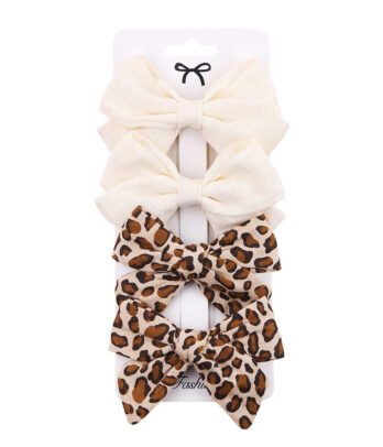 Set de 4 barrettes chic : 2 blanc cassé et 2 léopard pour un style moderne et raffiné. Clips solides et confortables, parfaits dès 2 ans.