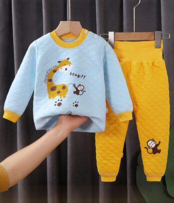 Pyjama matelassé "Girafe" bleu et jaune. Doux, chaud et confortable avec motif girafe rigolo. Taille élastique et tissu ouaté pour les nuits fraîches.