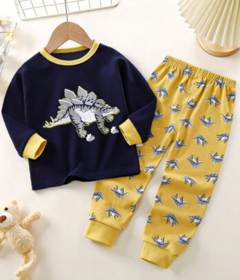 Pyjama deux pièces pour garçon composé d’un haut bleu sombre à manches longues avec imprimé central de dinosaures stylisés, col rond et finitions soignées, associé à un pantalon jaune à imprimés dinosaures, coupe droite avec taille élastiquée, confectionné en coton doux et souple pour un confort optimal pendant les nuits d’aventure préhistorique.