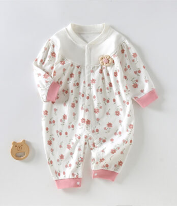 Barboteuse florale vintage en coton doux, au charme rétro. Motifs délicats, finitions élégantes et confort optimal pour des journées pleines de tendresse.