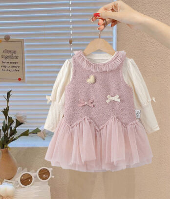Robe fille avec haut blanc manches longues et robe rose sans manches en maille, jupe en tulle fluide, nœud et petit cœur décoratif, coupe évasée.