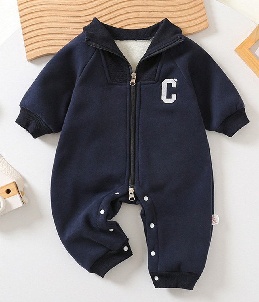 88228 Combinaison bleu marine pour bébé avec capuche intégrée, en tissu doux et rembourré pour un confort optimal. Fermeture zippée pratique. Style sobre et élégant, idéal pour les sorties hivernales.
