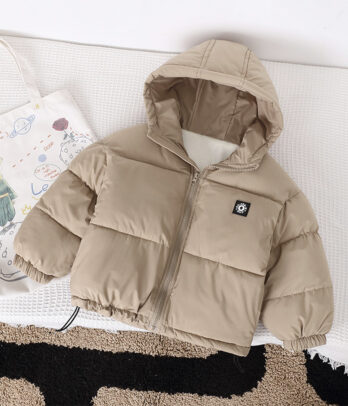 Doudoune beige foncé rembourrée pour enfants, coupe droite et design épuré avec capuche intégrée. Chaleureuse, légère et facile à assortir, elle offre confort et style pour l’hiver.