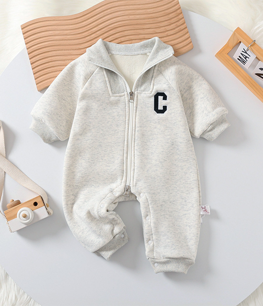 913811 Combinaison gris clair pour bébé avec capuche enveloppante, rembourrage chaud et intérieur doux. Fermeture zippée pratique. Style mixte, confortable et idéal pour l’hiver.