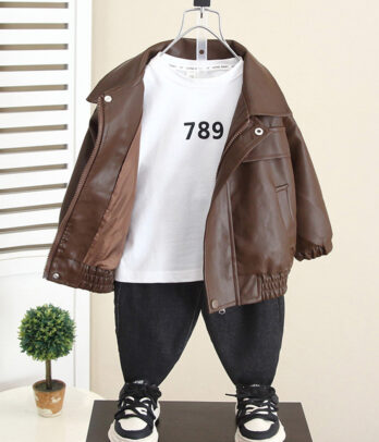 Veste bomber enfant en similicuir marron, manches légèrement bouffantes, col classique, fermeture à boutons-pression et zip, ourlets élastiqués aux poignets et taille.