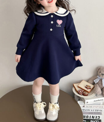Robe fille bleu marine à col Claudine blanc, manches longues et coupe évasée. Confortable et chic, avec broderie cœur et boutons nacrés, idéale pour la mi-saison.
