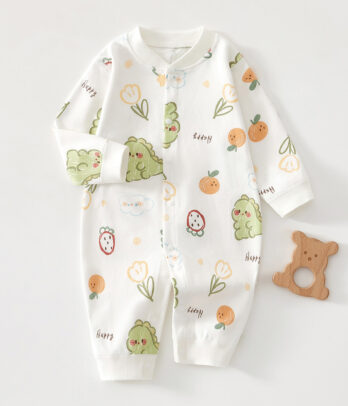 Barboteuse dinosaure ludique et confortable en coton doux. Idéale pour les petits aventuriers, elle offre style, liberté de mouvement et praticité au quotidien.
