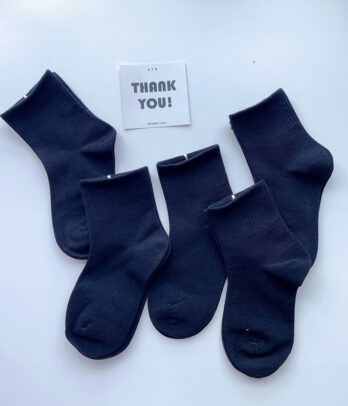 Chaussettes mi-longues bleu marine en coton doux, confortables et faciles à assortir, idéales pour l’école, les sorties ou la maison.