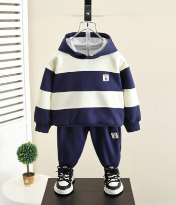Ensemble enfant 2 pièces avec sweat à capuche rayé bleu marine et blanc, écusson sur la poitrine, pantalon assorti taille élastique et bord-côtes aux chevilles.