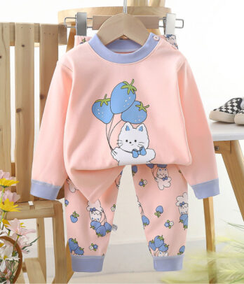 Pyjama rose et bleu avec imprimé "chaton rigolo", tissu doux et chaud, pantalon à motifs chats et taille élastique pour des nuits confortables.