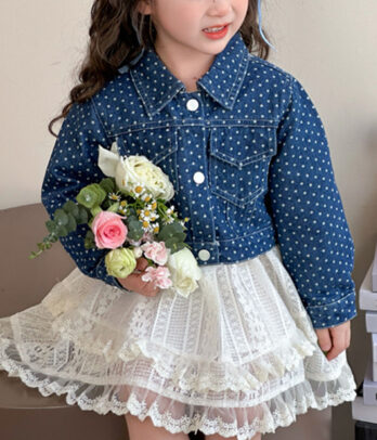 Robe blanche en dentelle avec volants + veste courte en jean à pois, manches longues, coupe fluide et ajustée, look chic et confortable au quotidien.