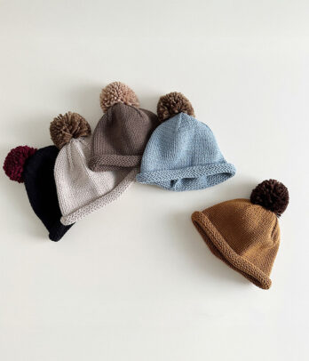 Bonnet tricoté doux au style coréen avec pompon en laine, chaud et tendance, idéal pour les journées fraîches d’automne des enfants.