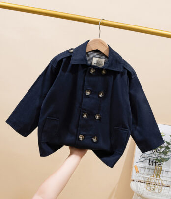 Coupe-vent pour enfants de couleur bleu marine Même pas peur des averses surprises ! avec ce trench à haute protection Un allié léger et stylé pour protéger vos petits aventuriers des caprices du temps tout en leur assurant un look moderne et soigné. Un incontournable de mi-saison à glisser dans tous les sacs à dos  Détails du produit : Couleur : bleu marine classique, facile à assortir avec toutes les tenues. Boutons frontaux pratiques avec col classique Manches longues soigneusement finies Tissu automnal épais pour un maximum de protection Coupe ajustée mais confortable, parfaite pour les sorties d’école ou les balades. Deux poches latérales sur les deux côtés.