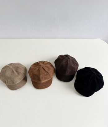 Béret en velours doux au style britannique vintage, coupe classique et coloris unis. Chic et confortable, il complète les tenues d’automne et d’hiver.
