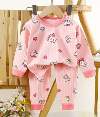 Pyjama rose en coton doux avec petits motifs mignons. Coupe ample, poignets et chevilles resserrés, taille élastique pour des nuits confortables et douces.