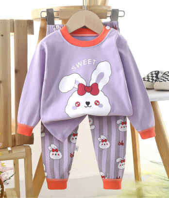 ChatGPT said: Pyjama mauve doux avec imprimé "Petite lapine" et détails fleuris, pantalon assorti à taille élastique pour des nuits confortables et pleines de tendresse.