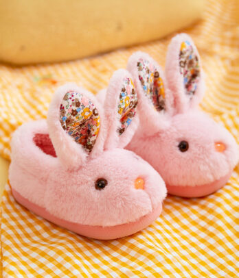 Pantoufles chaudes en forme de lapins roses, avec doublure ultra-moelleuse, semelle souple antidérapante et design adorable pour des moments cocooning tout l’hiver.