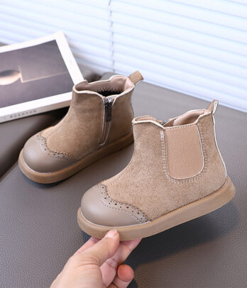 Bottes Martin beiges pour enfants, avec lacets et fermeture zippée latérale, semelle épaisse antidérapante, doublure douce et design urbain polyvalent.