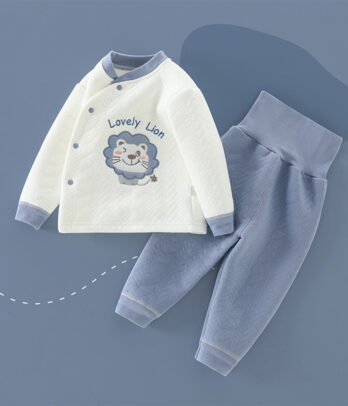 Pyjama cache-cœur blanc et bleu en coton doux, léger et respirant. Confortable et pratique, il offre des nuits paisibles et des réveils pleins de sourires.
