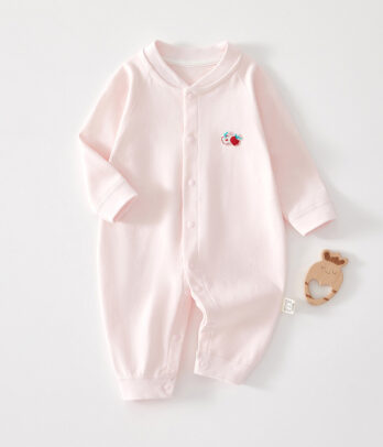 Barboteuse rose pastel en coton, douce et légère, parfaite pour les premiers instants. Détail pomme adorable, coton 100 %, pratique et facile à enfiler.