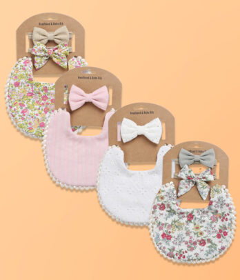 Set bavette + bandeau assorti, mignon et pratique, pour garder bébé propre avec style. Doux, absorbant et facile à enfiler, idéal repas ou cadeau.