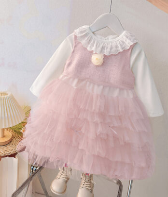 Robe de princesse fille avec pull blanc manches longues, col en dentelle, robe rose sans manches et jupe en tulle à volants multiples, coupe fluide.