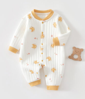 Barboteuse jaune en coton doux et respirant, pratique avec pressions et détails soignés. Idéale pour l’été, les sorties ensoleillées et les journées cocooning.