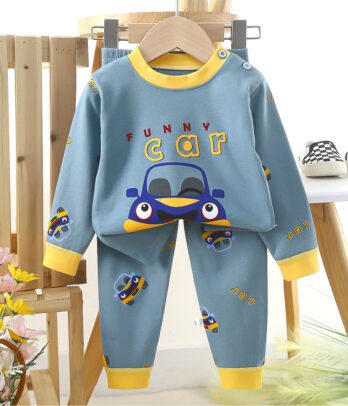 Pyjama bleu-vert doux avec détails jaunes et motif voiture bleue, pantalon assorti à taille élastique pour des nuits confortables et pleines d’aventures.