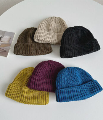 Bonnet d’hiver en laine tricotée douce et extensible, au design simple et minimaliste, parfait pour garder les enfants au chaud avec style au quotidien.