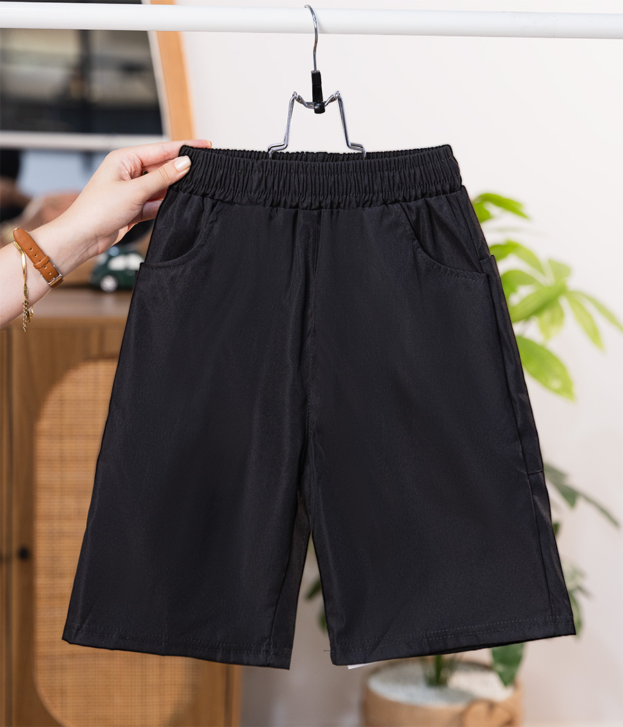 Group 7 Short noir long et ample pour enfant – Image 1