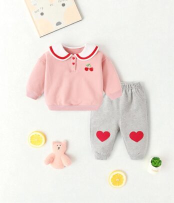 Ensemble jogging « cerise » 2 pièces doux et confortable avec sweat imprimé et pantalon assorti, parfait pour les journées cocooning ou les sorties décontractées.