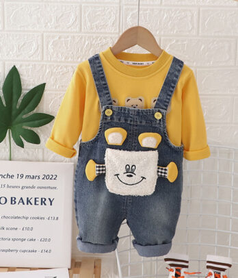 Ensemble décontracté pour enfant avec pull jaune en coton doux et salopette en jean bleu à bretelles réglables, idéal pour un look quotidien confortable.