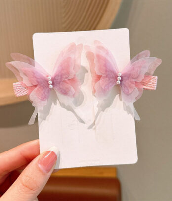 Barrettes papillon 3D aux reflets féeriques, faciles à fixer, parfaites pour ajouter une touche magique aux coiffures des petites princesses au quotidien.