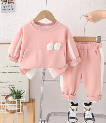 Ensemble de jogging rose avec nœud décoratif au dos, composé d’un sweat doux et d’un pantalon élastique, pour un look girly confortable et tendance.