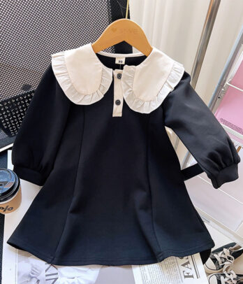 Robe pull douce à col Claudine boutonné, alliant confort et élégance pour l’automne-hiver, parfaite pour l’école, les sorties ou les photos.