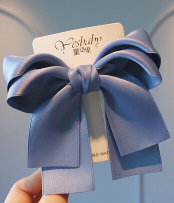 Barrettes en satin en forme de nœud, simples et élégantes, idéales pour ajouter une touche chic aux coiffures du quotidien ou des grandes occasions.