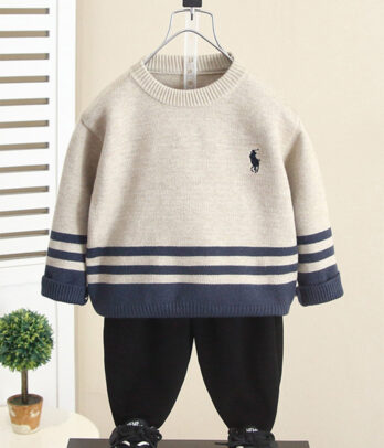 Pull en maille doux blanc cassé pour enfant avec col Claudine, coupe confortable légèrement ample et matière chaude, idéal pour la mi-saison ou l’hiver.