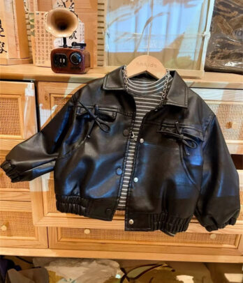 Veste pour enfant en simili cuir lisse avec col classique, fermeture zippée, doublure intérieure et coupe droite, idéale pour la mi-saison.